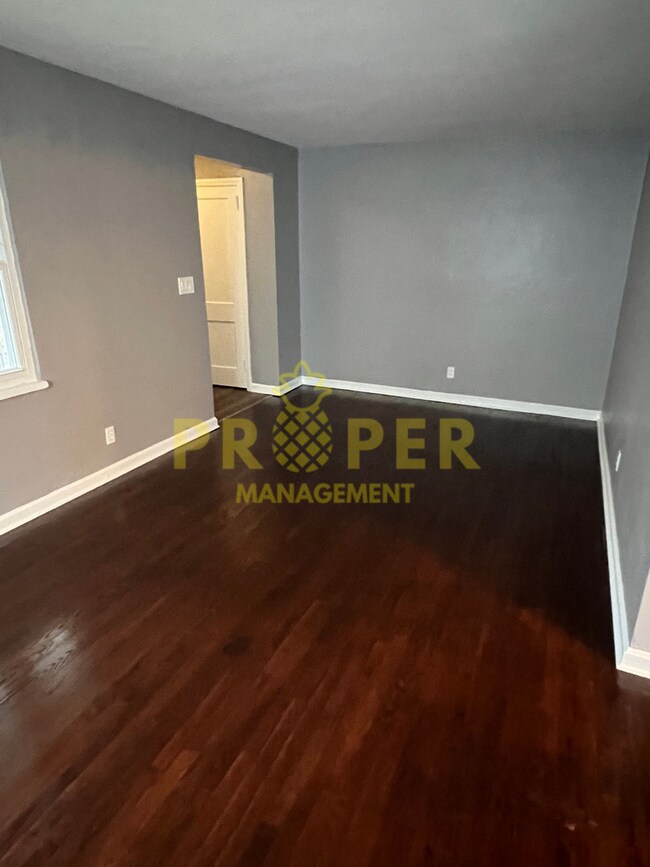 Building Photo - 3 bedrooms 1.5 bath