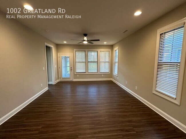 Foto del edificio - 1002 Greatland Rd