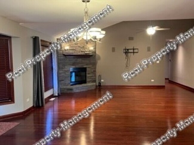 Building Photo - Spacious 4 bedroom home in Weston Ridge