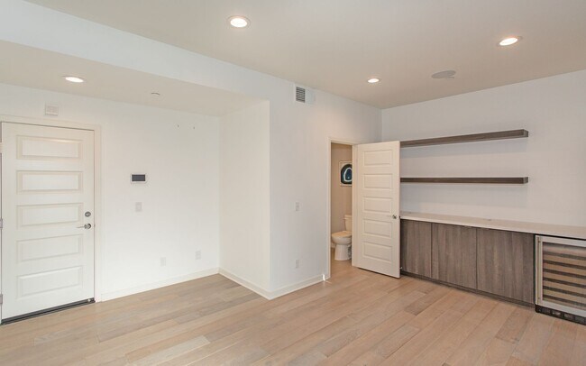 Building Photo - Beautiful contemporary design home in Bres...