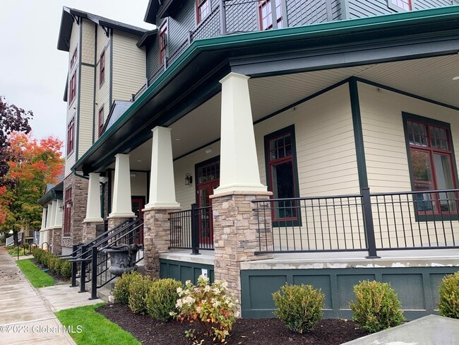 Building Photo - 25 Lawrence St