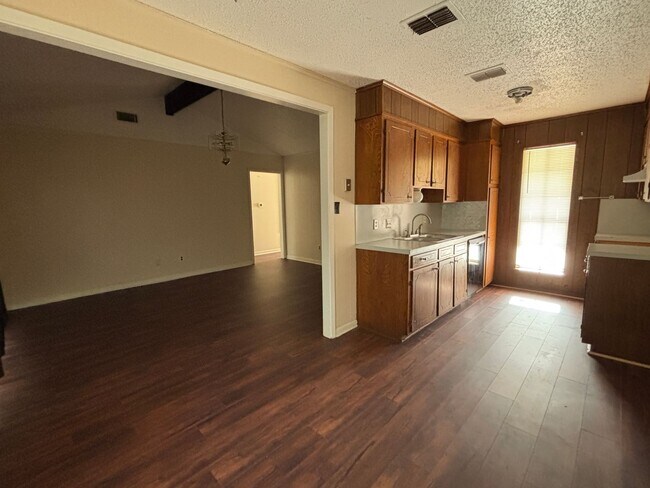 Foto del edificio - COZY AND SPACIOUS BRICK HOME NEAR PINES ROAD IN SHREVEPORT.