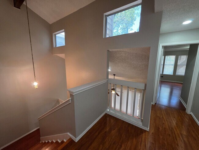 Foto del edificio - Hidden Creek Townhouse