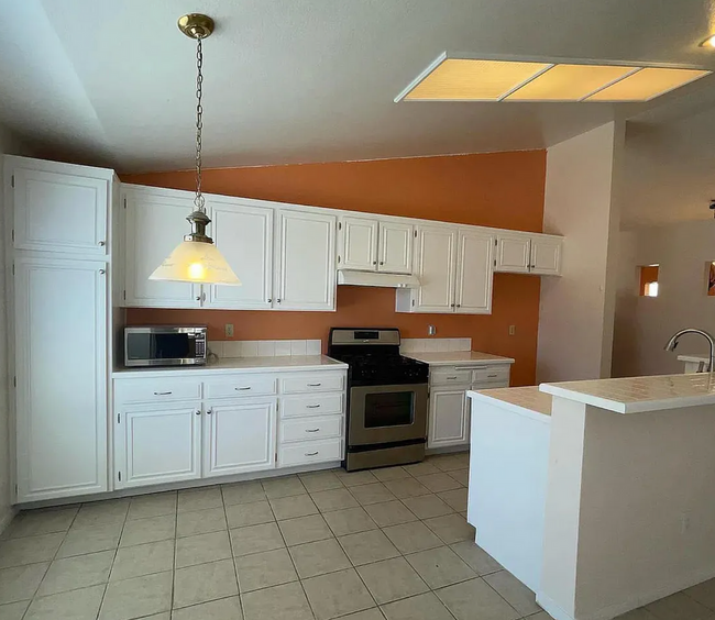 Foto del edificio - 3 BEDROOM 2 BATH VICTORVILLE HOME