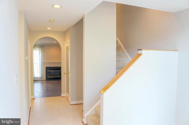 Building Photo - 2714 Kenwood Ave