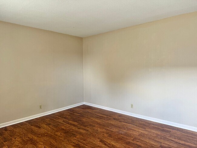 Foto del edificio - Great downstairs apartment close to it all