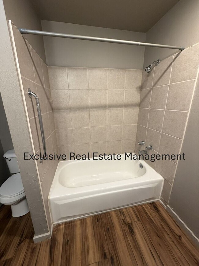 Foto del edificio - 608 Riverside Dr