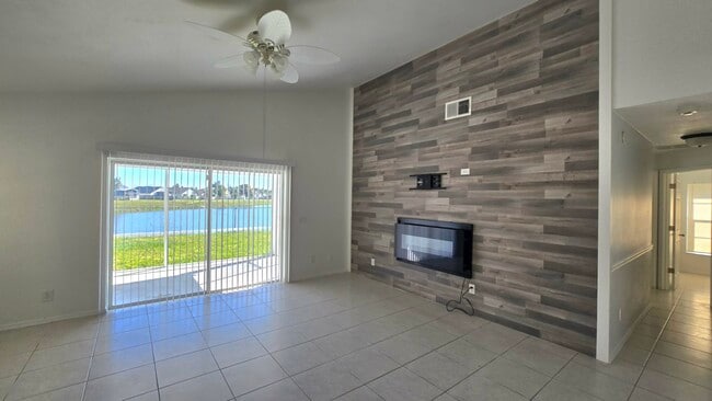 Foto del edificio - 2341 Palm Creek Ave