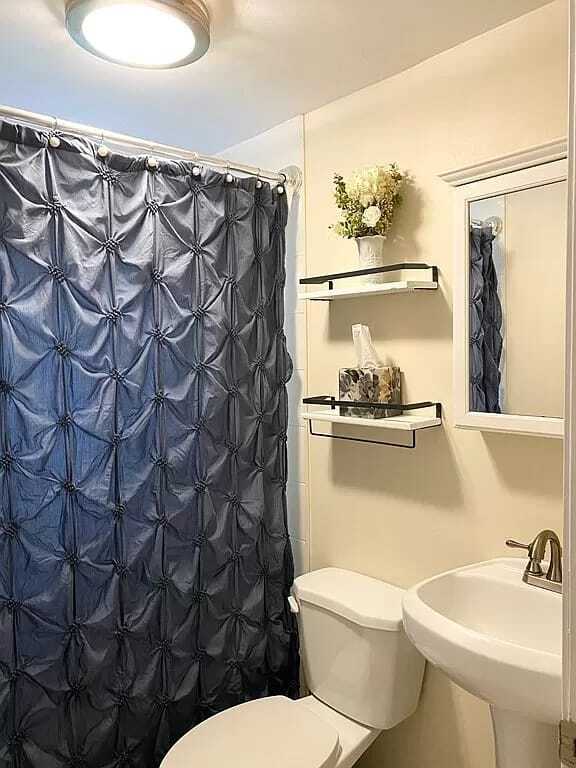 Shared bathroom - 67 Powder Mill Rd