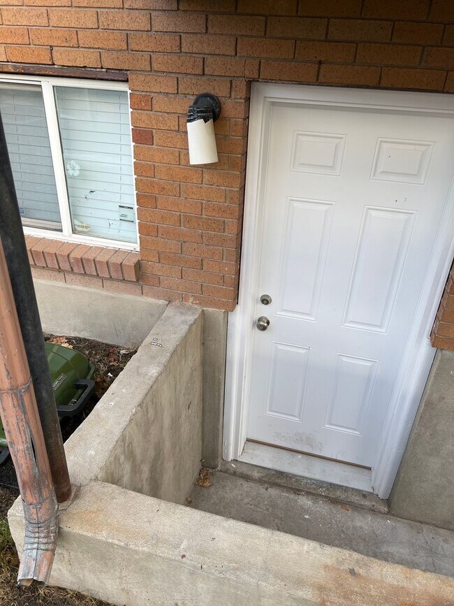 Building Photo - 2 Bedroom Apartment -2023 remodel New paint, flooring, and granite countertops