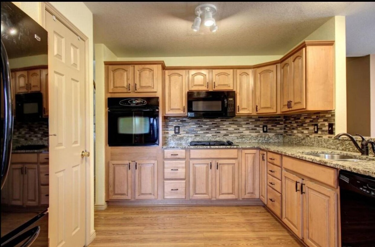 Kitchen w/ granite countertops - 37677 Sable Ridge Rd