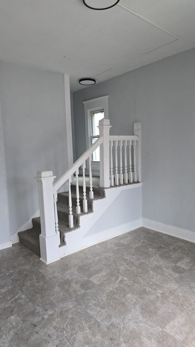 Building Photo - 669 S 35th St