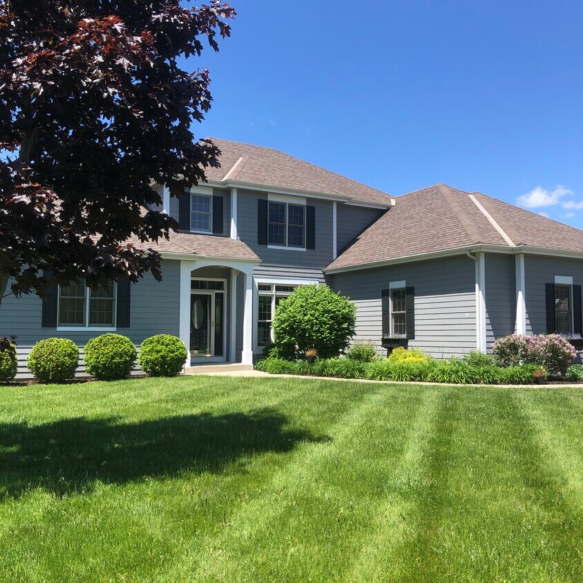 921 Woods Dr, Hartland, WI 53029 House Rental in Hartland, WI