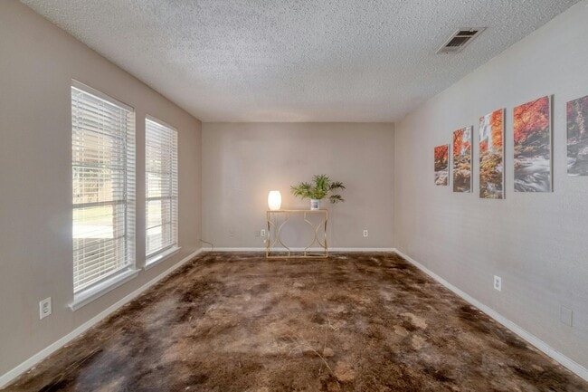 Building Photo - Cozy 2-Bedroom Duplex in Prime North Austi...