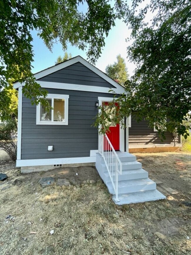 Building Photo - Charming Remodeled Cottage with easy acces...