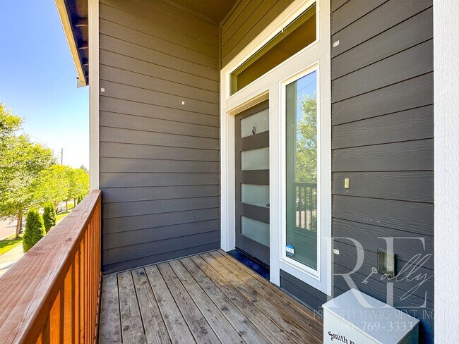 Foto del edificio - End-unit Townhome with Private Yard
