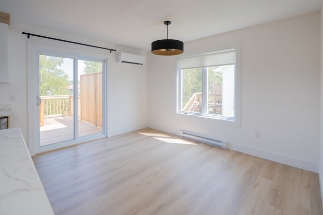 Building Photo - 102 Simone Gallant Cres