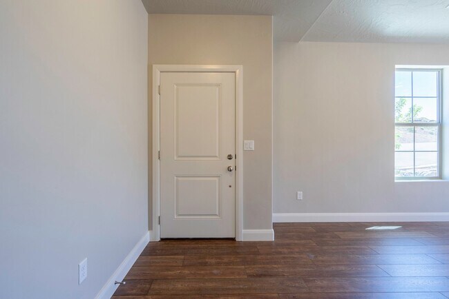 Foto del edificio - Modern 2018-Built Home with Main-Floor Primary Suite