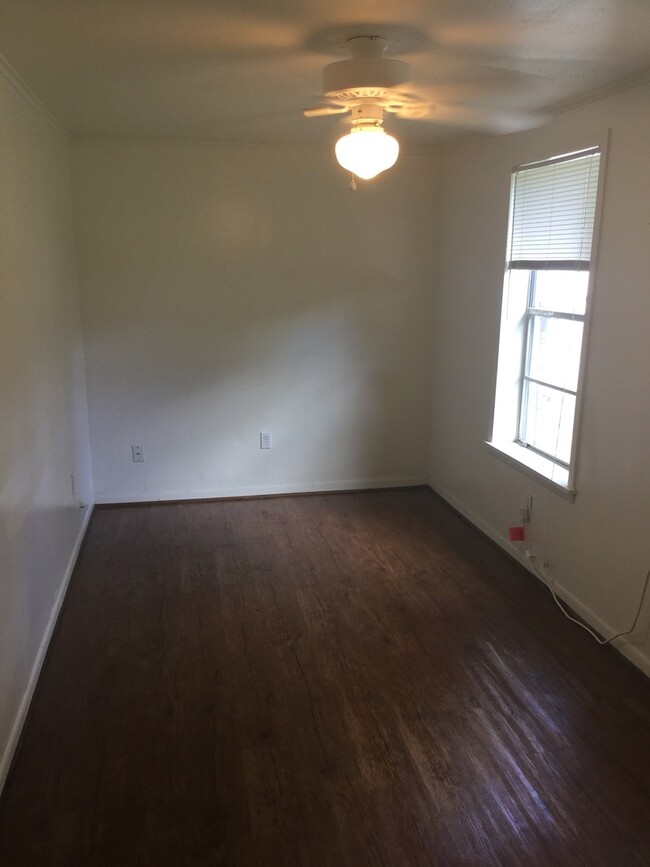 Building Photo - COZY 2-Bed GARAGE APARTMENT w/ FENCED YARD...