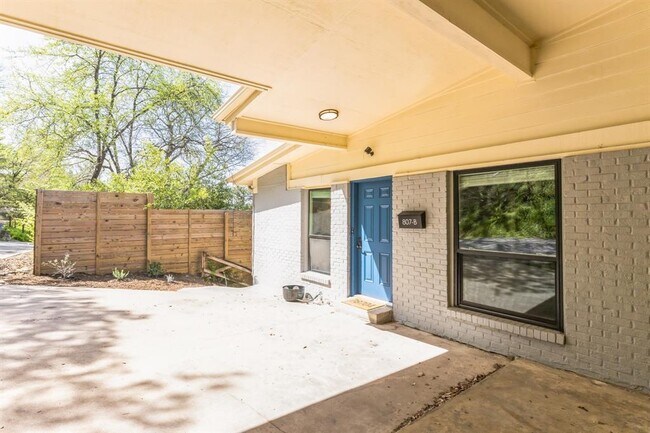 Building Photo - 807 Azie Morton Rd