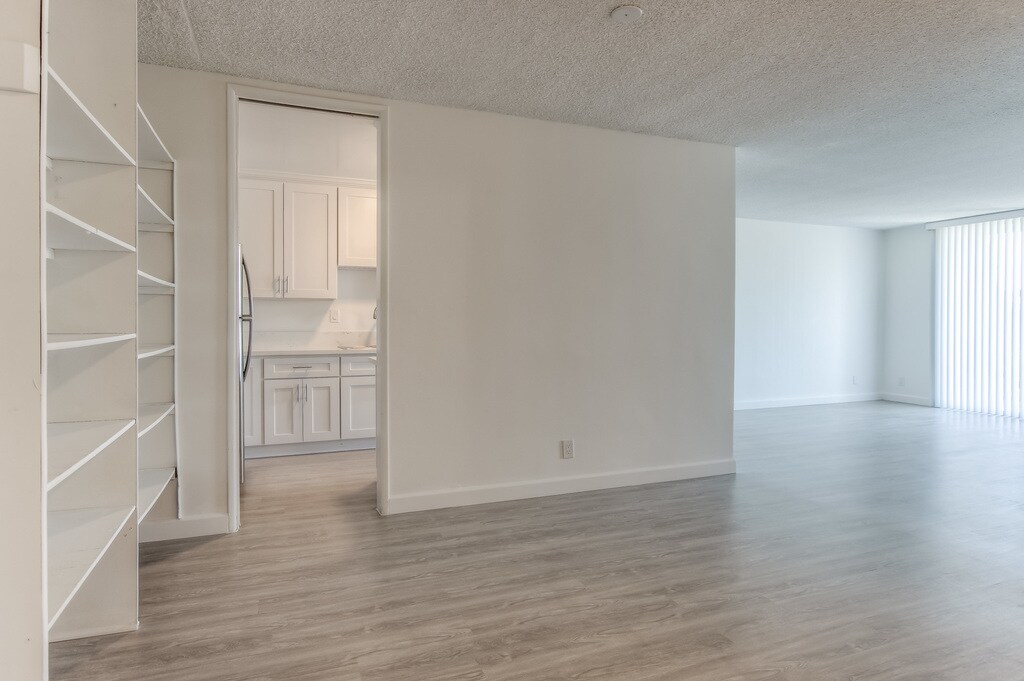 1+1 (Layout A) - 125 N Barrington Ave