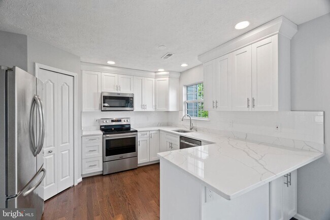 Foto del edificio - 8837 Hawthorne Ct