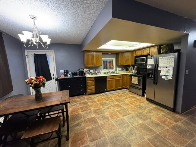 Building Photo - 4 Bedroom, 2 Bath, 1 Car Garage home in the middle of town.