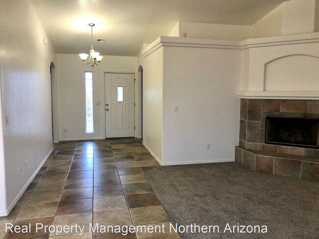 Building Photo - 3 br, 2 bath House - 3926 E. Snavely Plaza