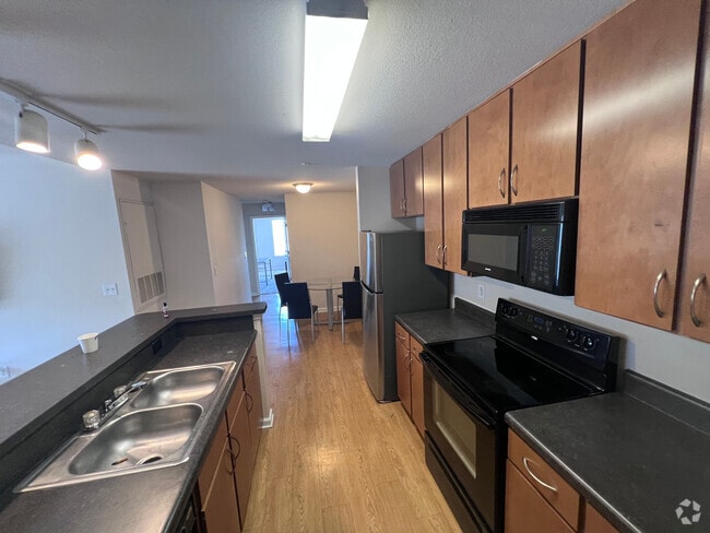 Building Photo - Room in Apartment on Education Way