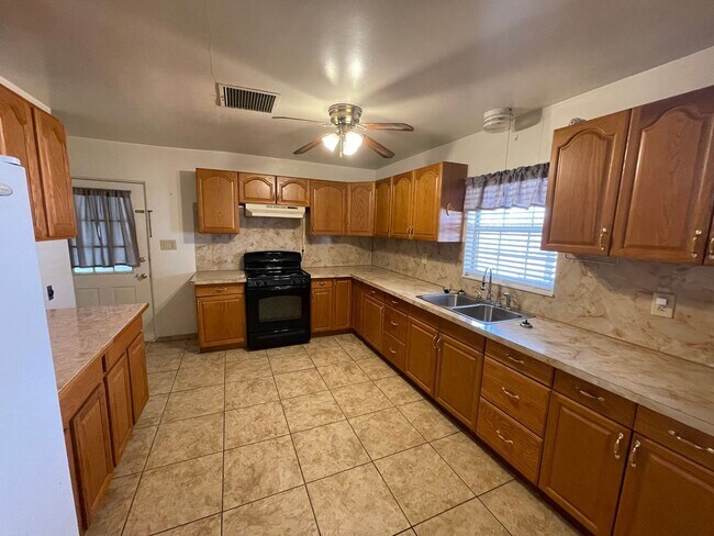 Foto del edificio - 3 br, 2 bath House - 1206 N Country Club C...