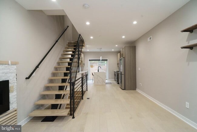 Building Photo - 1449 N Myrtlewood St