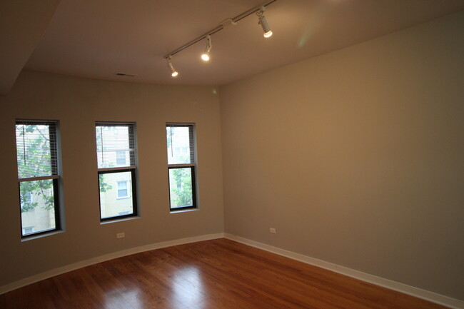 Building Photo - 6449 N Claremont Ave