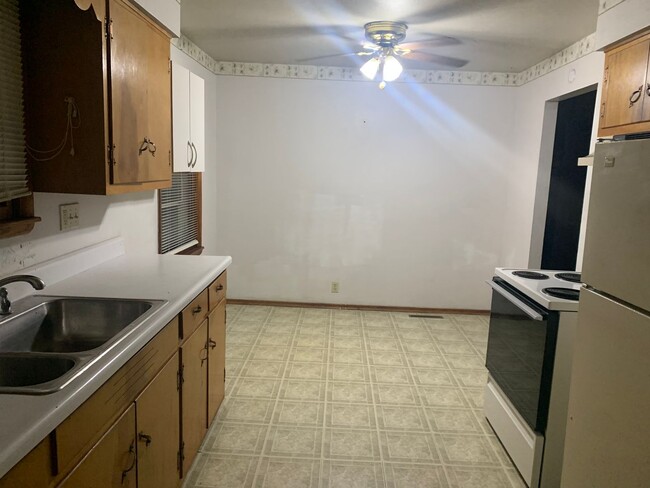 Building Photo - 2 Bedroom 1 Bathroom House with Garage and...