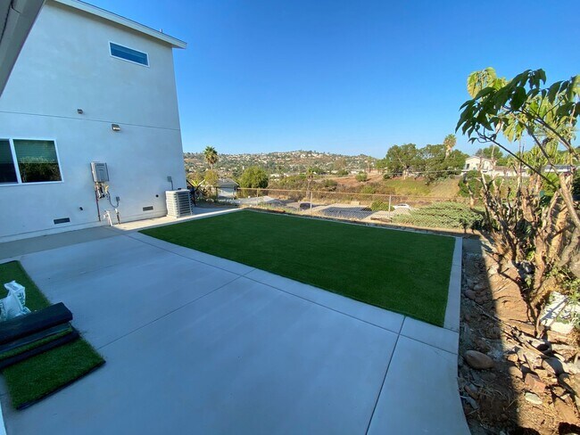 Foto del edificio - 5243-5245 E Falls View Dr