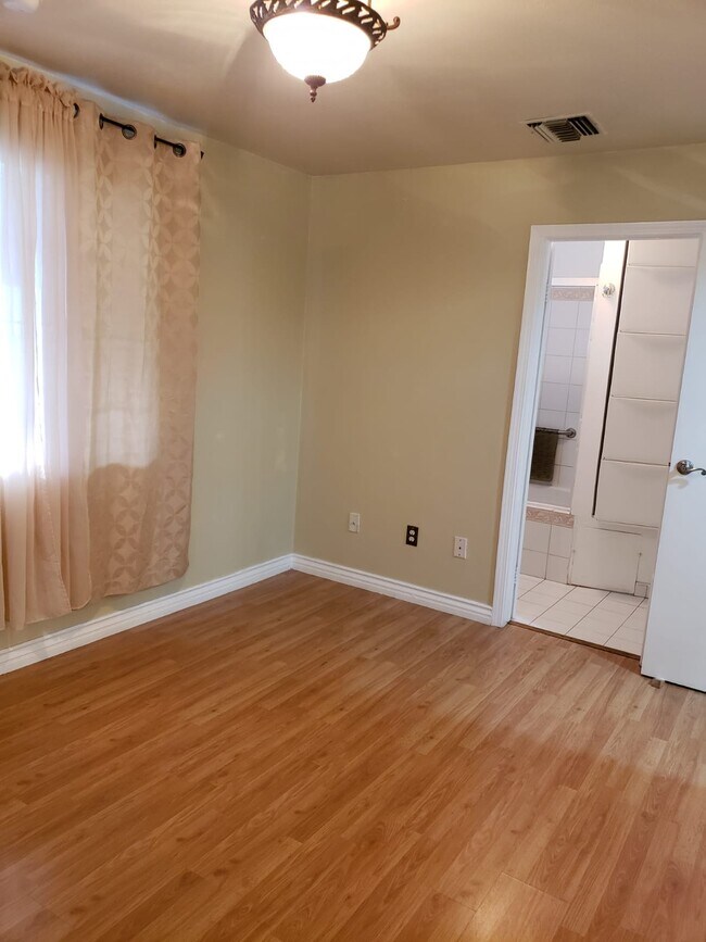 Foto del edificio - 10512 Plainview Ave
