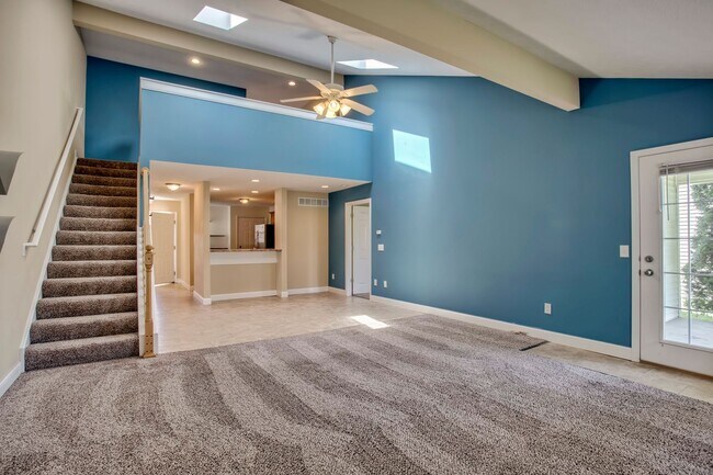 Foto del edificio - Beautiful Prairie Fields Townhouse — 3 Bed / 2.5 Bath + Loft