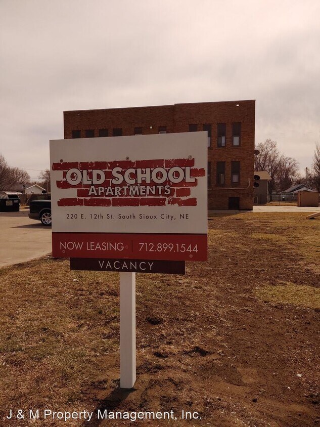 Foto principal - 220 E 12th St