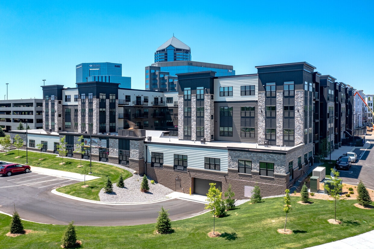 Building Photo - Amira Choice