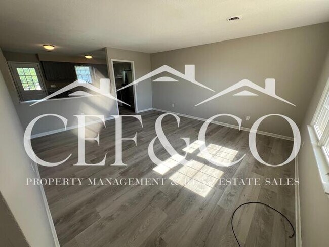 Foto del edificio - Conveniently located 2 bedroom 1 bathroom duplex now available!