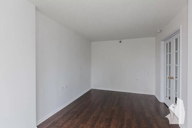 Bedroom - 1122 N Clark St