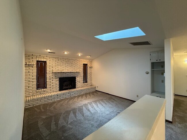 Foto del edificio - Spacious 3 Bedroom, 2 Bath home in Quality NB Neighborhood!