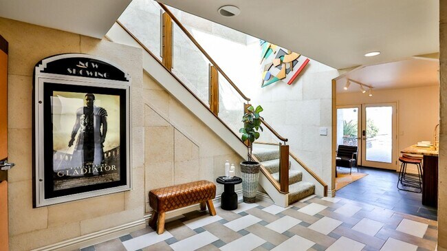 Foto del edificio - Downtown HB Furnished Flexible Term Rental