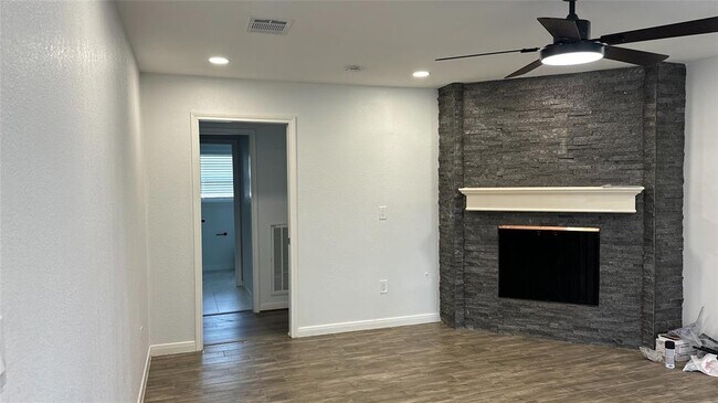 Foto del edificio - 136 Cherry Tree Ln