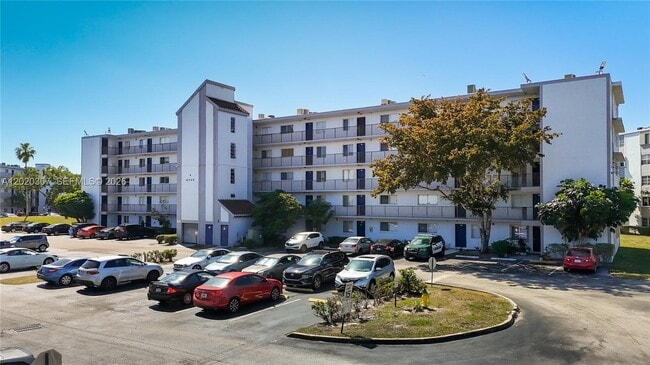 Foto del edificio - 8740 N Sherman Cir
