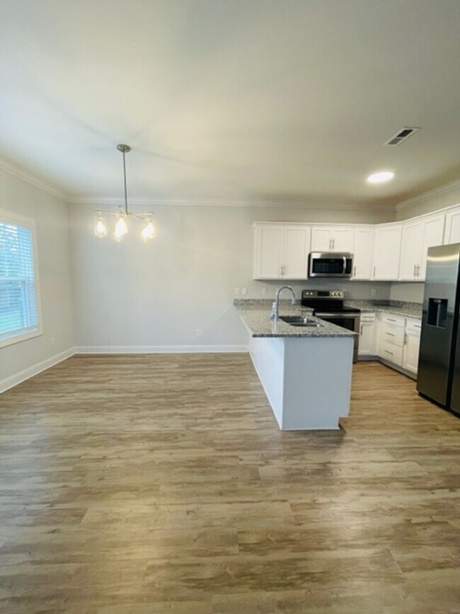 Building Photo - MOVE IN SPECIAL! Lovely End Unit in Oakhurst!