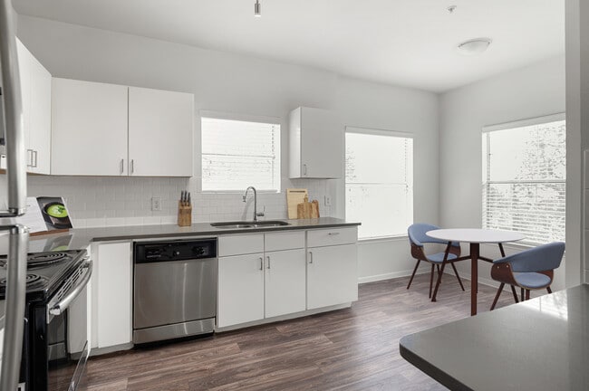 Building Photo - Cortland River Place