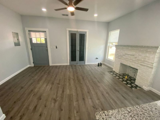 Building Photo - 2 Bedroom 1 Bath Duplex in Lakeland for RENT!