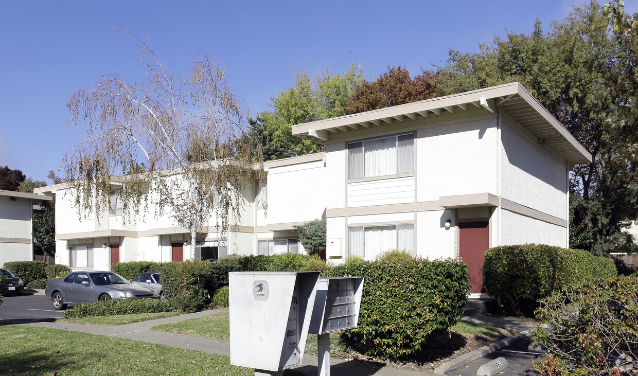 Primary Photo - 1549-1555 Drake Dr