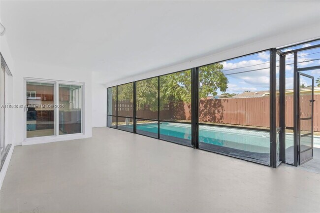 Foto del edificio - 7773 Coral Blvd