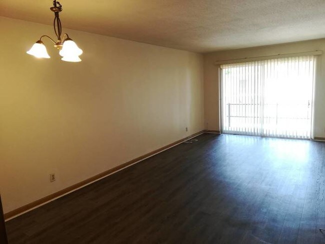 Building Photo - Updated Apartment - Move-In Special!
